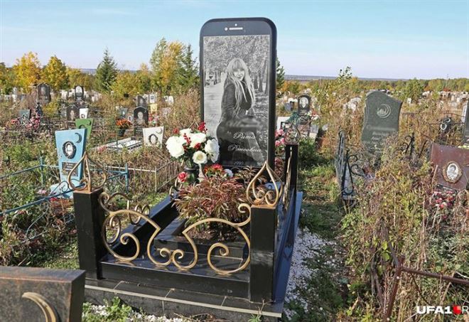 Una Tomba a Forma di iPhone in Russia