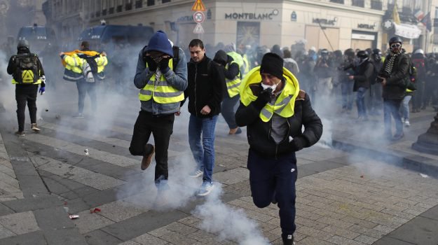 Depredato Apple Store di Bordeaux  dai Gilet Gialli