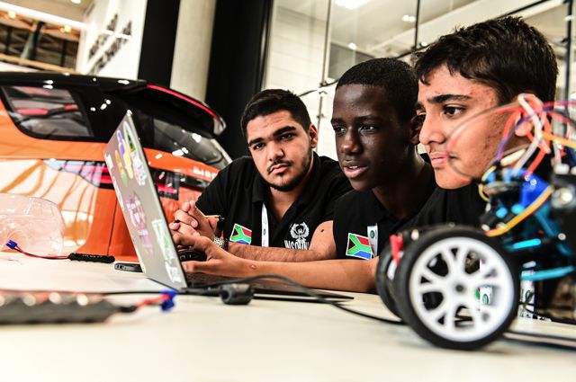 Jaguar Land Rover Scopre Programmatori Teenager per i Veicoli Autonomi