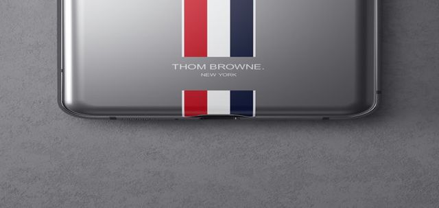 Samsung e Thom Browne Collaborano a un’edizione Limitata di Galaxy Z Flip