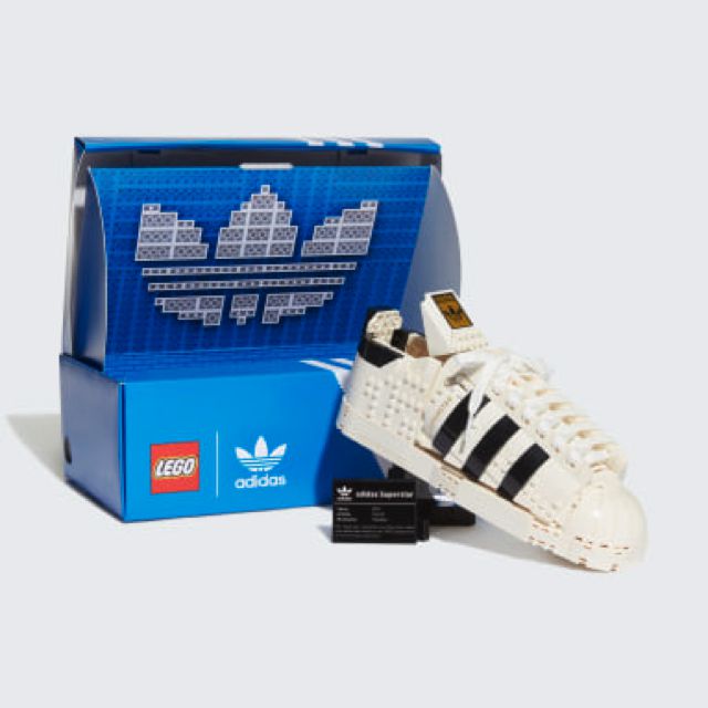 LEGO Italia e Adidas insieme in un Evento per Celebrare l’Iconica Sneaker Superstar