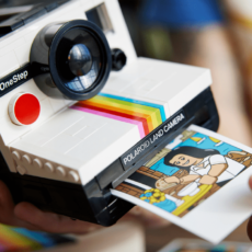 LEGO e Polaroid Lanciano il Nuovo Set LEGO® IDEAS: Fotocamera Polaroid OneStep SX-70